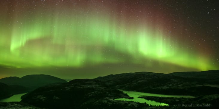 Polarlicht über der norwegischen Fjordlandschaft