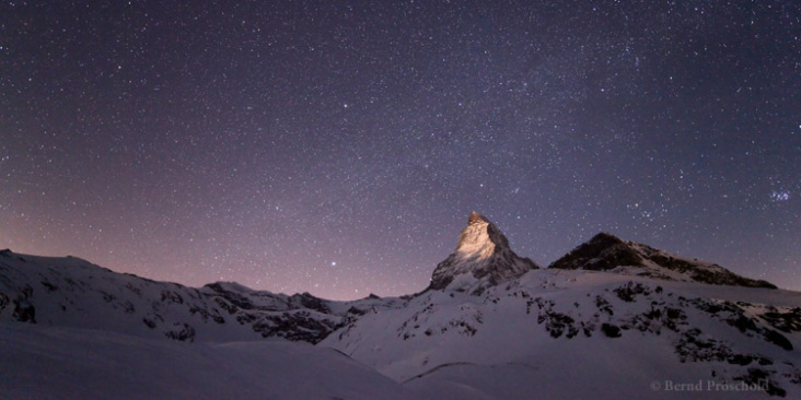 Der aufgehende Mond beleuchtet den Gipfel des Matterhorns