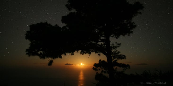 Monduntergang über dem atlantischen Ozean, aufgenommen auf der Kanareninsel La Palma