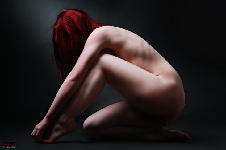 Nude in Red – Aktfotografie Ulm, Studio