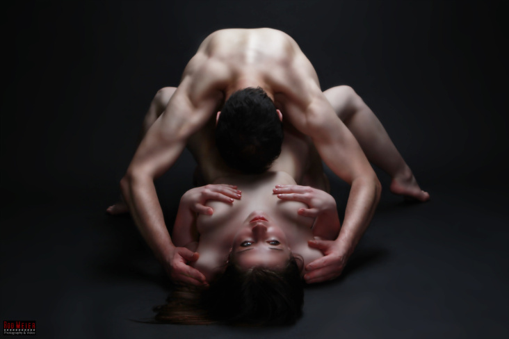 Nude on Floor – Akt Paar Fotografie – Ulm/Studio