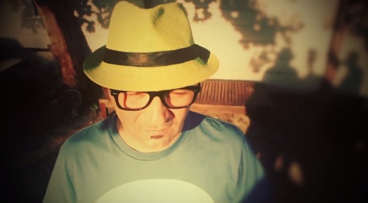 Gabriel le Mar mit seinem echten Green Hat. Überblendung in Filmfootage komplett