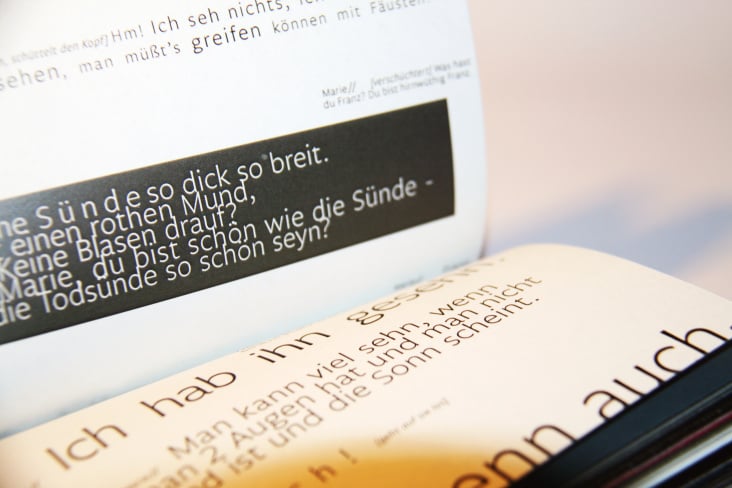 Graustufen beim Text, auf der Rückseite Farben. Jede Szene hat seine eigene Seite.