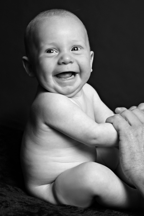 baby lacht, babyfoto, schwarzweiss