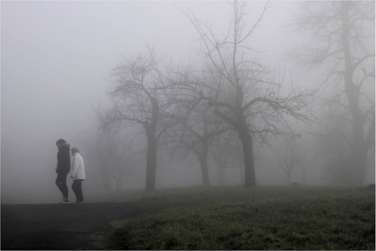 zwei Menschen im Nebel