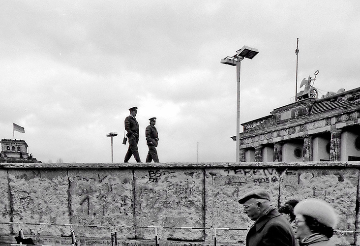 Polizisten auf der Berliner Mauer
