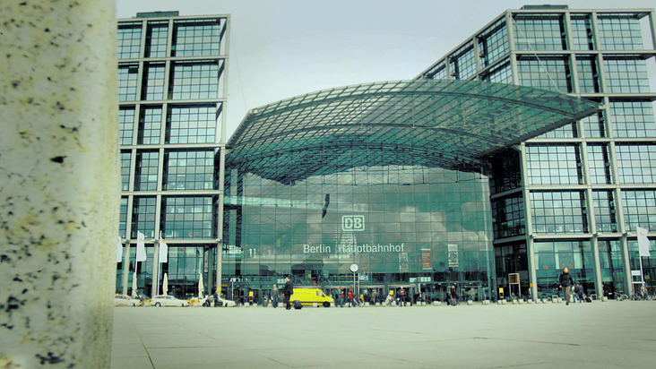 Filmdreh vor dem Berliner Hauptbahnhof