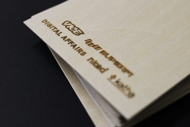 Einladungen-aus-Holz-1-1215×810