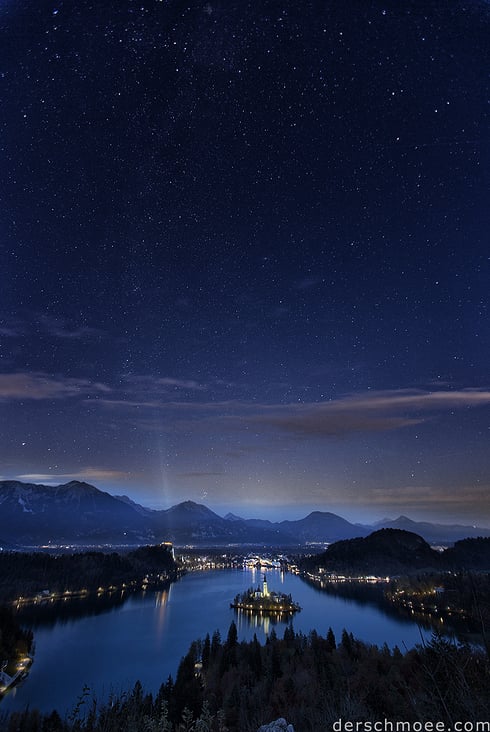Lake Bled in Slowenien bei Nacht