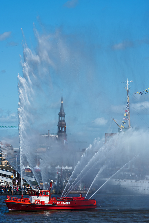 Hafengeburtstag Hamburg 2015 – Die Katharinenkirche zwischen den Wasserfontänen eines Feuerschiffs -