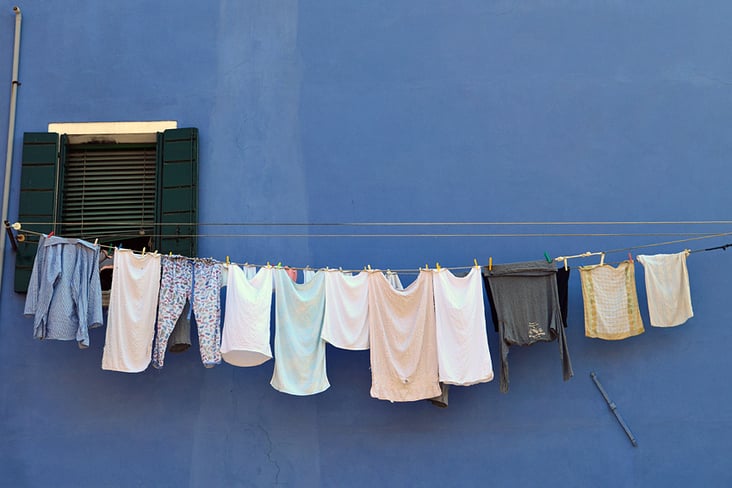 Wäsche auf Blau