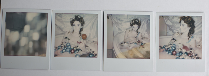 „Eine Spieluhrenfigur nimmt ein Bad“   Polaroidshooting