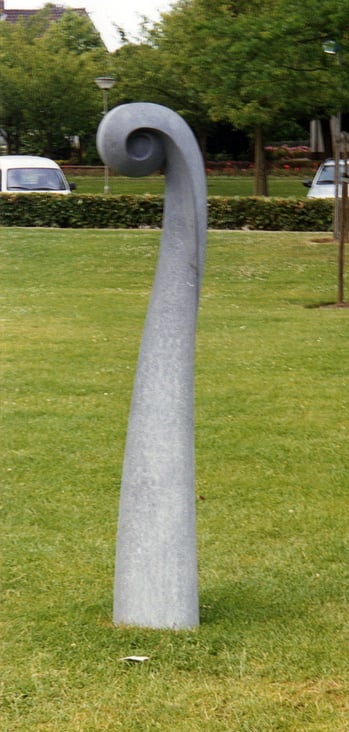 Meisterstück, Stele stilisiertes Farnblatt, höhe 180cm Kalkstein, 1993