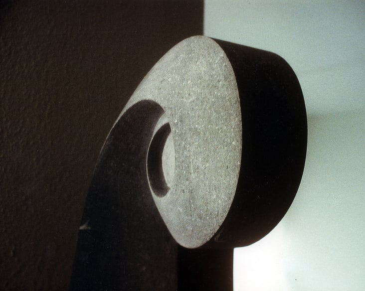 Detail; Meisterstück, Stele stilisiertes Farnblatt, Kalkstein, 1993