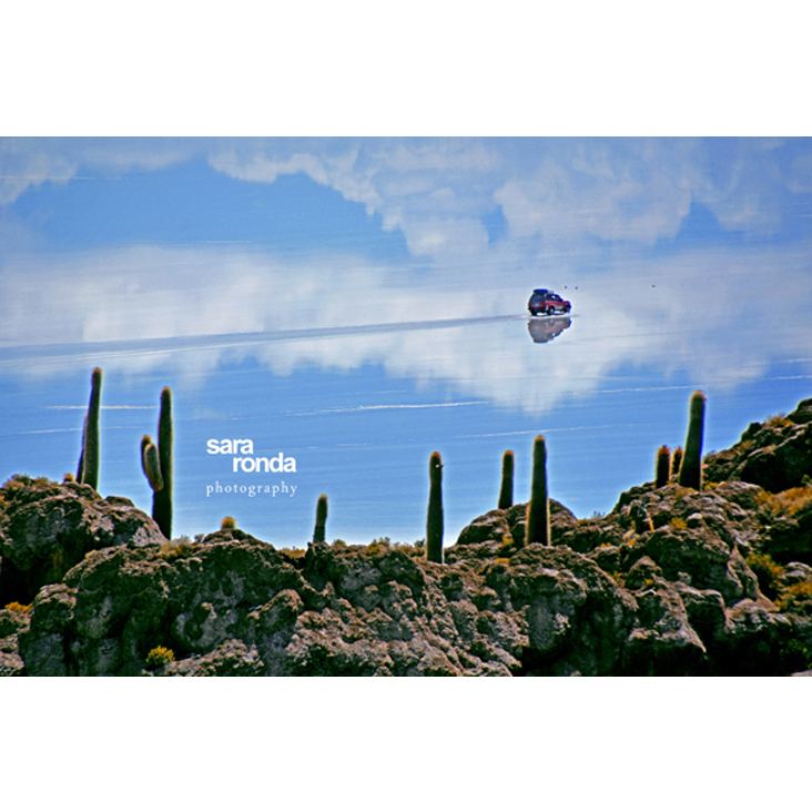 Skurrile Spiegelung im Salar de Uyuni. Blick von der Isla del Pescado in Bolivien.