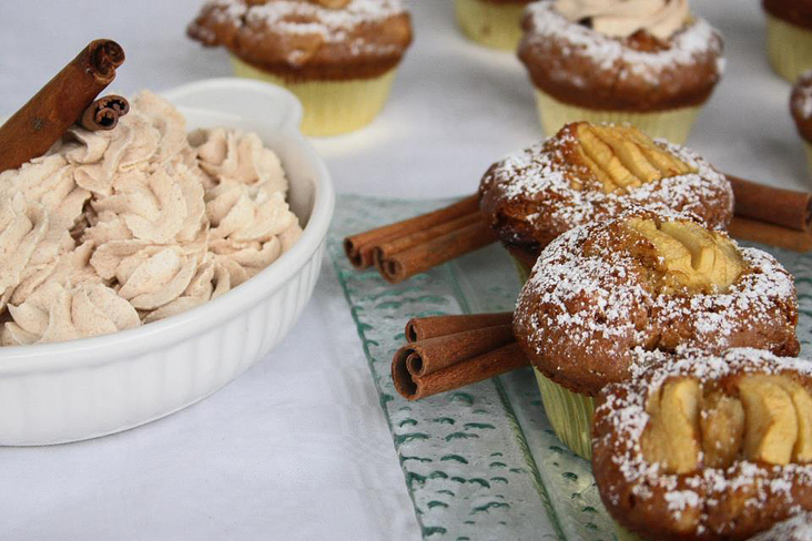 Apfelmuffins mit Zimtsahne