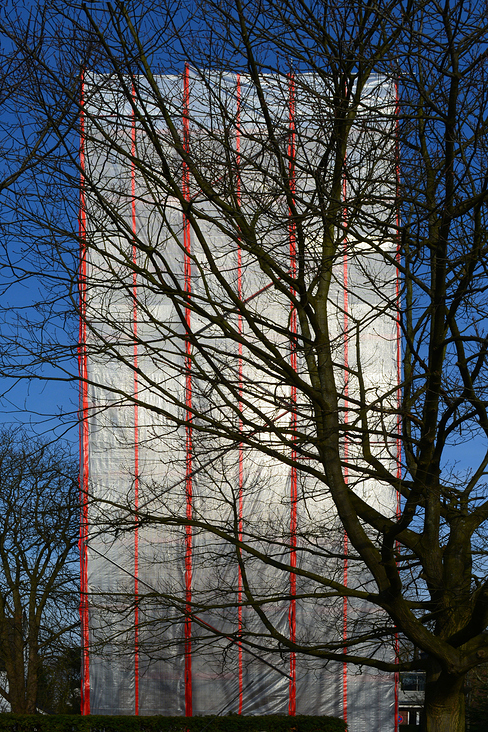 Turm der Erlöserkirche, im Februar 2016 während Bauarbeiten verpackt