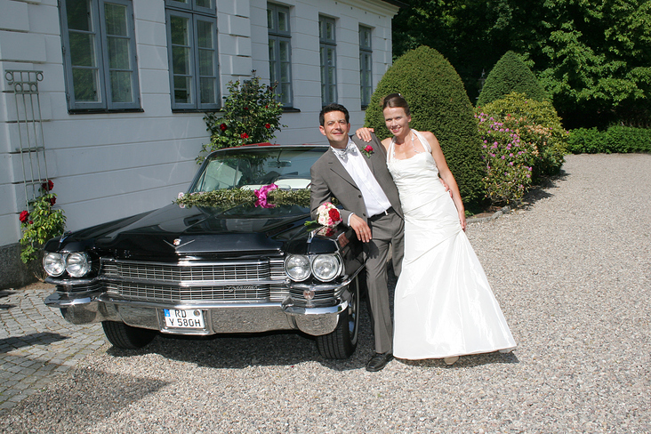 Brautpaar mit Cadillac