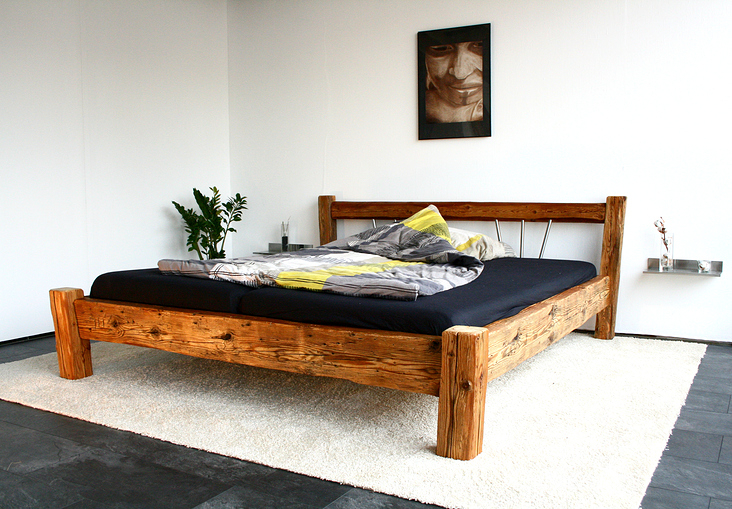 Bett gefertigt aus dem Jahrhunderte alten Holz historischer Schwarzwaldhöfe