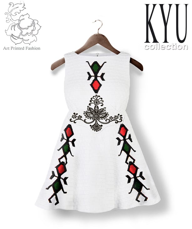 Art Printed Fashion; weißes, knielanges Baumwollkrepp Kleid, handbedruckt mit Folklore Motiven aus Mitteldeutschland und Balkan