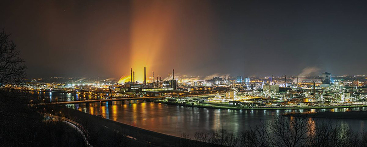 Stahlstadt bei Nacht