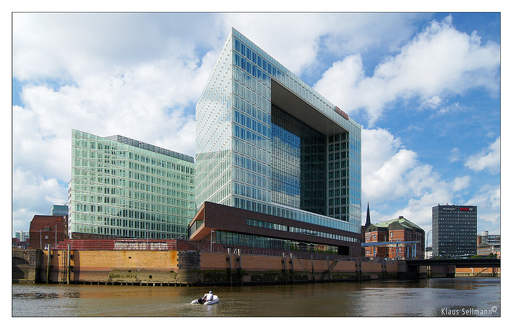 Das Spiegelhaus uns das Ericus-Forum in der Hafencity