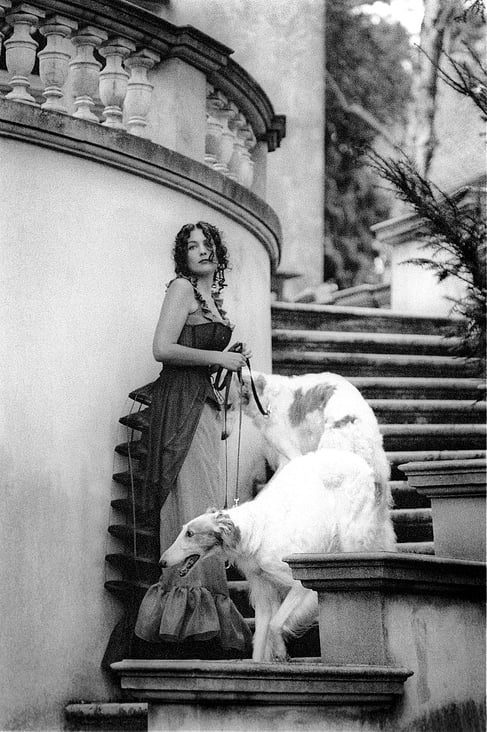 Sarah Bernhardt mit den damals modernen Borsaihunden.