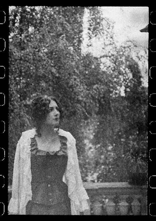 Die von Oscar Wilde sehr verehrte Schauspielerin Sarah Bernhardt auf der Terrasse.