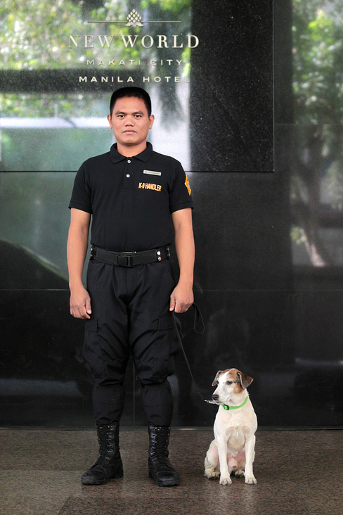 Sicherheitsmann mit Hund, Manila