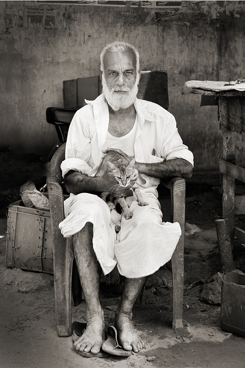 Mann mit Katze