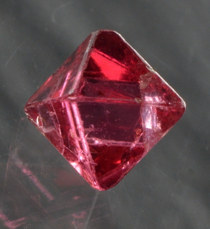 roter Spinell, natürliche Kristallform