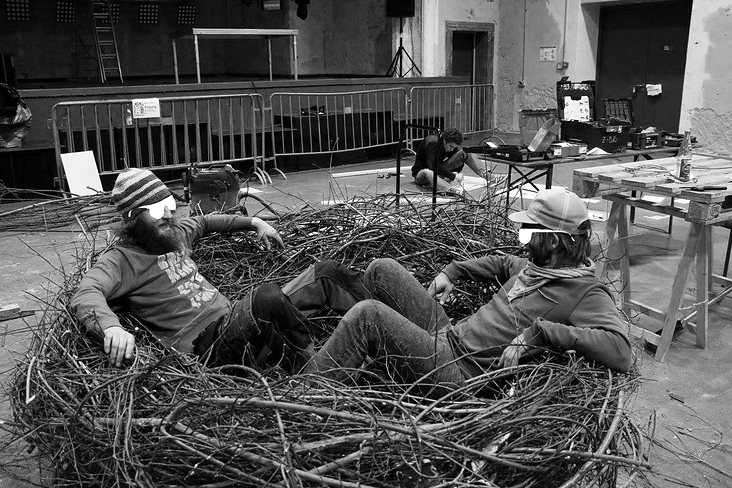 Sitztest des Nests: Gemütlich.