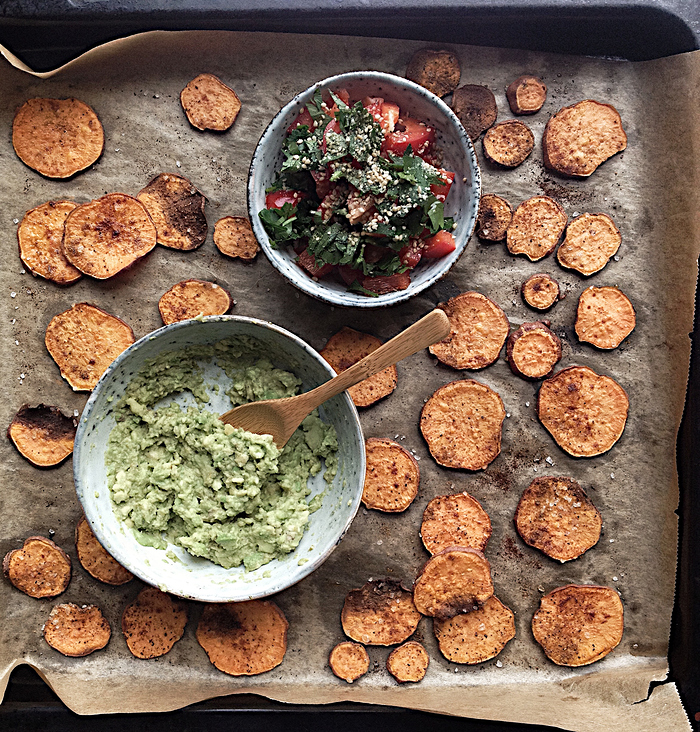 Foodstyling und Foodfotografie: Süßkartoffel-Chips mit Guacamole und Salat