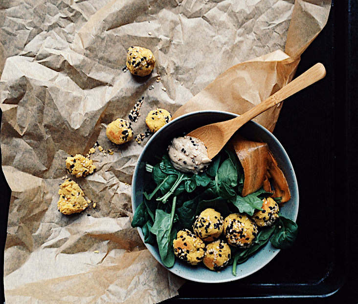 Foodstyling und Foodfotografie: Falafel mit Baby Leaf und marinierten Karotten