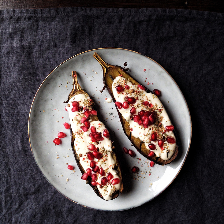 Foodstyling und Foodfotografie: Gefüllte Auberginen mit Granatapfel