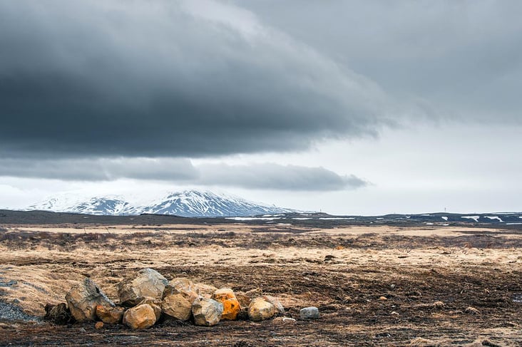 Steinige Landschaft mit grauen Wolken