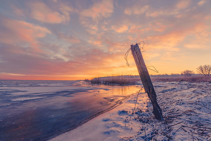 Gefrorener See im Sonnenuntergang