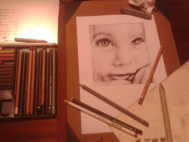 Handgemaltes Kinder Porträt in Kohle und Bleistift auf Pergamentpapier