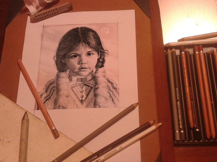 Handgemaltes Mädchen Porträt in Kohle und Bleistift