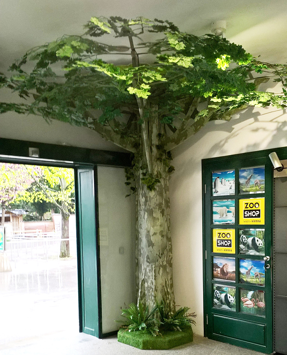 Blickfangdisplay „Baum“ im ZOOSHOP des Tiergartens Schönbrunn – von der Natur inspiriert