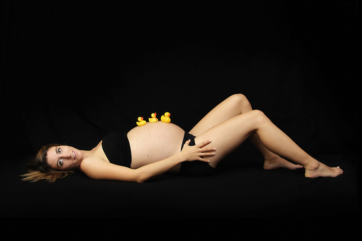 Schwangerschaftsfotos mit schwarzem Hintergrund