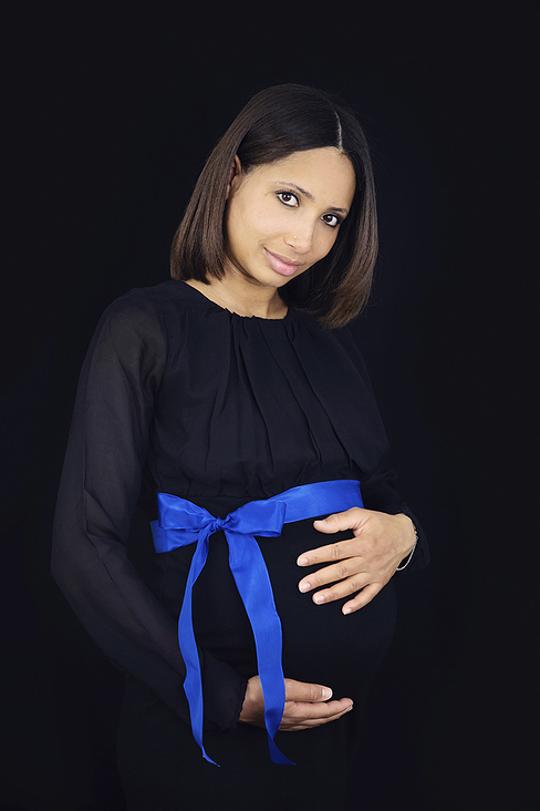 Schwangerschaftsfoto auf schwarzem Hintergrund