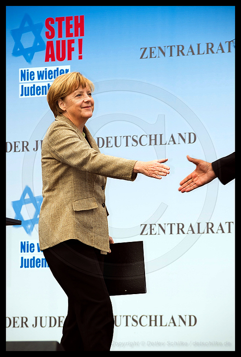 Bundeskanzlerin Angela Merkel, BRD, Germany, Begrüssung durch Moderator Cherno Jobatey