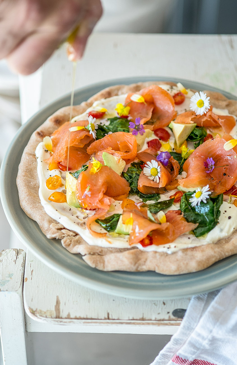 Dinkel-Feuerfleck vom Grill mit gebeiztem Saibling Avocado u Tomaten