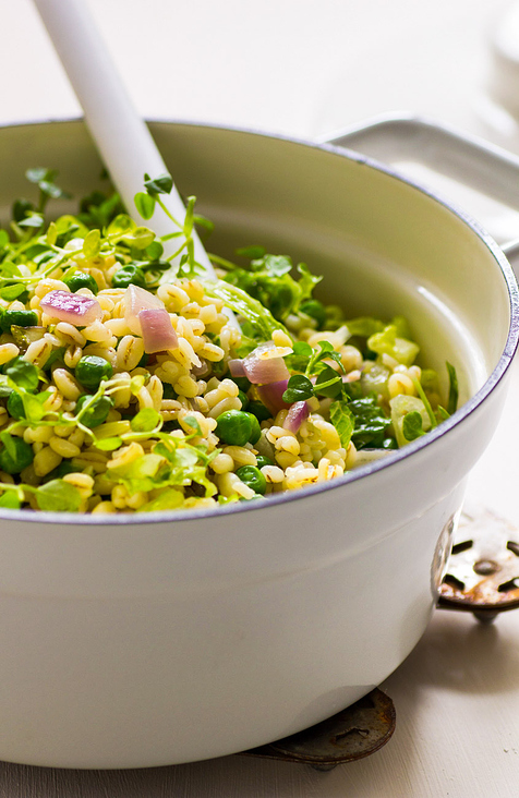 Weizen-Zwiebel-Topf mit Kochsalat und Erbsen