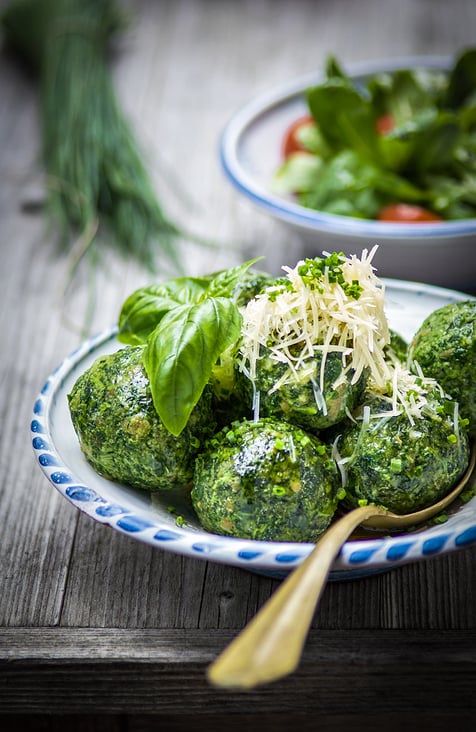 Spinatknoedel mit Feldsalat