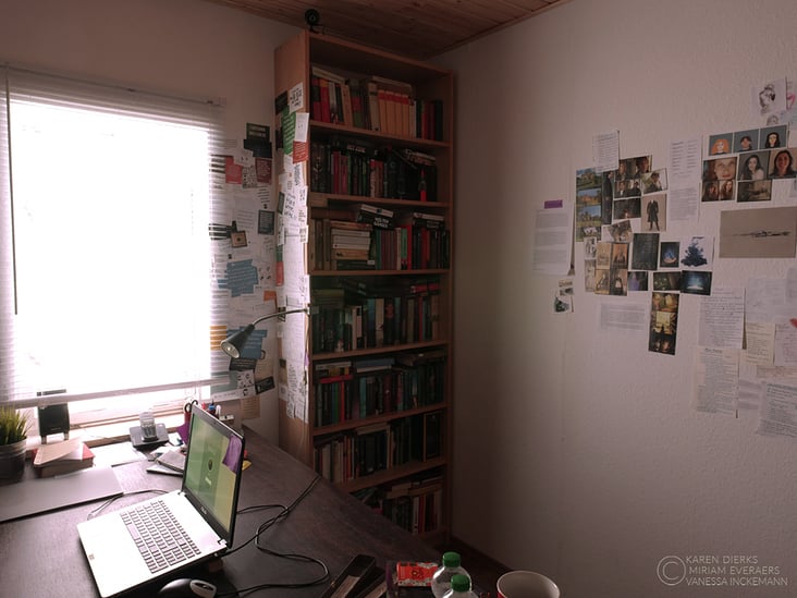 Ausschnitt des Raumes mit LED-Fenster, Bücherregal, Schreibtisch und Ideenwand