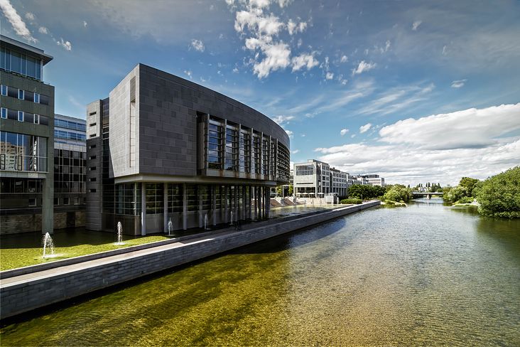 Landtagsschiff St.Pölten am Fluß-Architekturfotografie-Schubert Photography