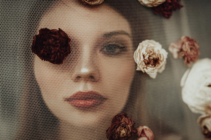Foto: Cara Gutmann, Model: Linda Lena Blanka, Blumen: das Blumenmädchen