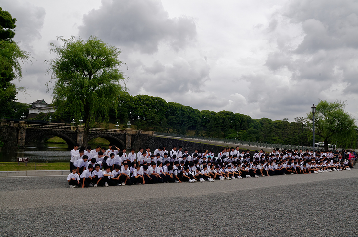 Schulklasse vor dem Kaiserpalast Tokio